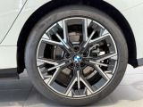 BMWの純正アロイホイールは軽量かつ強度にも優れているホイールで走行性能を引き上げる設計になっております。足元にもBMWは妥協がなくこだわっている個所になります。