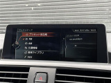 マットブラックにホワイトのLIBERALAのロゴの建物と看板が目印です。