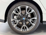 BMWの純正アロイホイールは軽量かつ強度にも優れているホイールで走行性能を引き上げる設計になっております。足元にもBMWは妥協がなくこだわっている個所になります。