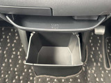 運転席と助手席の間にも小物が入る収納があります!