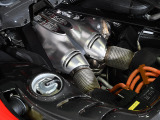 V6ハイブリッドユニットが830cvを発揮し、加速と環境性能を高次元で両立しています。