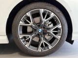 BMWの純正アロイホイールは軽量かつ強度にも優れているホイールで走行性能を引き上げる設計になっております。足元にもBMWは妥協がなくこだわっている個所になります。