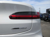 L字型の特徴的なテールランプが、後のドライバーへBMWを印象付けます。