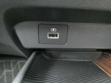 USBソケット 走行中にスマートフォンやタブレット端末を充電することができます。