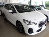 BMW在庫保有台数常時100台以上!ご来店の際はBMW本店(厚木市下荻野140-1)にご来店ください!弊社自慢の全天候型ショールーム!BMW在庫保有台数常時100台以上ございます!
