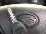 【キーレス】少し離れた場所からでもボタン一つでドアの開錠・施錠ができるのでとっても便利!ドアの鍵穴周りに傷をつけることもありません♪
