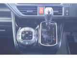 DUALスイッチを押すと運転席側と助手席側で別々に温度調節ができるエアコンです