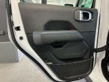 左リアドアでございます。シンプルなデザインで車内から見て頂いても楽しんで頂けると思います。
