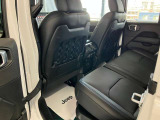 運転席後ろとなります。足元も広々としており、快適に乗って頂けます。