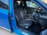 シートはアルカンタラ&テップレザー仕様です。ホールド感のあるフロントシートは長時間の運転でも疲労感を感じさせず、腰への負担も軽減させます。