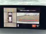 【360°ビュー・モニター】まるでクルマを真上から見下ろしたかのような視点で駐車をサポートします!クルマの斜め後ろや真横など、前後左右の4つのカメラの映像が合成されて、モニターに映し出されます。
