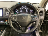 ハンドルにHondaセンシング系のクルーズコントロールやレーンキープアシストなどのスイッチと、オーディオの操作スイッチが装備されています。ハンドルから手を離さず安全に操作できます。
