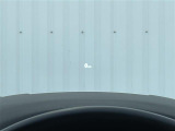 【ヘッドアップディスプレイ(HUD)】フロントウインドウガラスに走行情報を投影します。運転中の目線と重なるように表示されるので、少ない視線移動で速度が確認できるので、 ドライビングに集中できます!