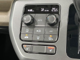 【オートエアコン】一度お好みの温度に設定すれば、車内の温度を検知し風量や温度を自動で調整。暑い…寒い…と何度もスイッチ操作をする必要はありません。快適な車内空間には必須の機能ですね♪