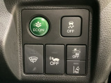 Hondaセンシング用の、VSA(ABS+TCS+横滑り抑制)解除とレーンキープアシストシステムのメインスイッチなどはハンドルの右側に装備しています。燃費に役立つECONボタンもここです。