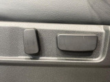 【パワーシート】スイッチ一つで簡単にシートの微調整が可能!電動だから力もいりません!自分に最適なシートポジションにセットして、快適なドライブをお楽しみください。