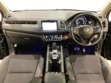 車内は光触媒抗菌消臭施工済です。スタイリッシュなデザインで暖かみのあるインパネ周りを演出します。グローブボックスやカップホルダーのほかにトレーなどたくさんの収納スペースが装備されています。