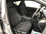 スポーツカーのシートを基に設計されたホールド性の高いシートです。きついカーブでも姿勢が崩れにくく、自然で快適なドライビングポジションで運転可能です。快適性はもちろん、仕立ての良さにもこだわっています。