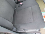 運転席シートは上下に高さ調節ができます。
