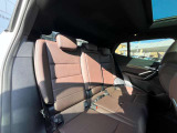 足元まで広々とした後部座席。快適さにこだわっております。疲れにくいと評判のBMWのシートは一度座るとその良さがわかります。