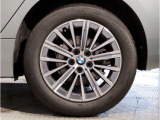 BMWの純正アロイホイールは軽量かつ強度にも優れているホイールで走行性能を引き上げる設計になっております。足元にもBMWは妥協がなくこだわっている個所になります。