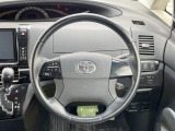 インテリアに合わせたデザインのステアリングは、運転される方のことも考え、運転しやすい形状、大きさです。是非一度、実際に触ってお確かめください。