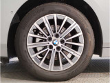 BMWの純正アロイホイールは軽量かつ強度にも優れているホイールで走行性能を引き上げる設計になっております。足元にもBMWは妥協がなくこだわっている個所になります。