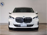 【キドニーグリル】BMWは約90年もの間、ほぼ全ての車両にひと目でBMWだと分かるこの特徴的なフロントグリルが備えられ、デザイン・アイコンとして親しまれてきました。