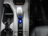 スムーズな操作で快適に運転を楽しめるよう、シフトポジションを電動で制御するエレクトロシフトマチックを採用