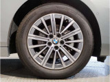 BMWの純正アロイホイールは軽量かつ強度にも優れているホイールで走行性能を引き上げる設計になっております。足元にもBMWは妥協がなくこだわっている個所になります。