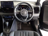 視界良好、操作しやすい運転席です。