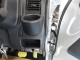 運転席側にもドリンクホルダー付いています。
