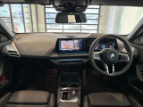 BMWの操作パネルは使いやすさを追求し日常生活で必要なボタン&スイッチを使えるようにした構造となっております。購入時から沢山触って体感してください。