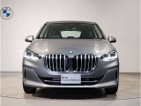 BMW代表的な特徴のキドニーグリル。BMWのすべてのモデルに採用され、BMWらしさを強調しております。