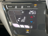 【オートエアコン】一度お好みの温度に設定すれば、車内の温度を検知し風量や温度を自動で調整。暑い…寒い…と何度もスイッチ操作をする必要はありません。快適な車内空間には必須の機能ですね♪