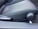 運転席にはドライバーの体型や好みに応じて前後方向だけでなく、高さの調整ができるシートリフターを装備!