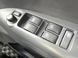【電動格納ミラー】サイドミラーは電動格納式となっており、狭い駐車場でもキズがつくリスクを抑えられます。