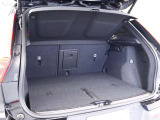 開口部のへりからフラットになっているため、荷物の乗せ降ろしもスムーズにできます。後席の背もたれは60:40分割式ですので、乗せたい荷物の大きさや量に合わせて使い分けることができます。