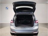 BMWではスペアタイヤが非搭載となるため、スペースは拡大されており、収納スペースとして利用可能。トランクの下にも収納スペースがあり、意外と役に立つスペースでございます。