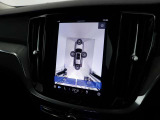 360°ビューカメラは駐車枠や周囲の車両との位置関係が一目瞭然で駐車をサポートしてくれるだけでなく、車両直近の死角を減らして安全性を高める装備。ステアリング切り角に連動した進路予測線も表示されます。