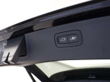パワーテールゲート(ハンズフリー・オープニング/クロージング機構付) を装備しており、両手が荷物でふさがっていてもキーを所持していれば開閉できます。
