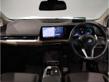 BMWの運転席はドライバーオリエンテッドという構造を採用。ドライバー目線の操作がしやすい設計になっており、ドライブ中にも目線の移動が少なく運転中にも簡単に操作ができます。
