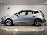 BMWではロングホイールベースの採用をしており、すべての車種に適用され、走行中の安定感の向上されております。また室内空間の広さにも貢献しております。