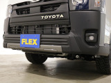 Reクラシックフェイス!純正のグリルラインを生かしたマットブラックのフェイスデザイン!FLEXオリジナルのクラシカルな丸目ヘッドライト!存在感のあるTOYOTAロゴがワンポイント♪