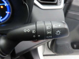 スイッチをオートに設定しておけば、車外の明るさに応じて自動的にヘッドランプを点灯・消灯します。夕暮れ時やトンネルの続く山道などを走行する時に便利なコンライトを装備しています。