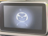【8インチマツダコネクト】車内の雰囲気にマッチした大型のディスプレイ。スマホ接続でのナビ使用やBluetooth再生等、様々な機能が楽しめます。直感的なダイヤル操作が可能で、使い勝手も良好です。