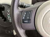 運転中、オーディオの操作をしてて、ハッとしたことはありませんか?ステアリングスイッチは、運転中でもハンドルでオーディオの操作が可能です。安全なドライブをサポートします。