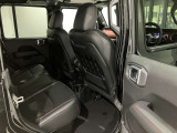 【リアシート】屋根までの高さがある車のため、大人の方でも圧迫感が少なく乗車出来ます。足元は広く取られているため、ゆったりとお乗り頂けます。