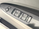 【電動格納ミラー】サイドミラーは電動格納式となっており、狭い駐車場でもキズがつくリスクを抑えられます。