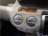 【オートエアコン】温度を設定すれば自動で快適な車内温度を保ちます。エアコン内部の高性能脱臭フィルターで車内のアレルゲンや花粉を除去。